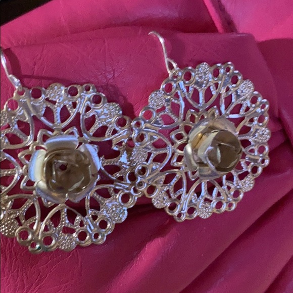 None Jewelry - Silver flower earrings